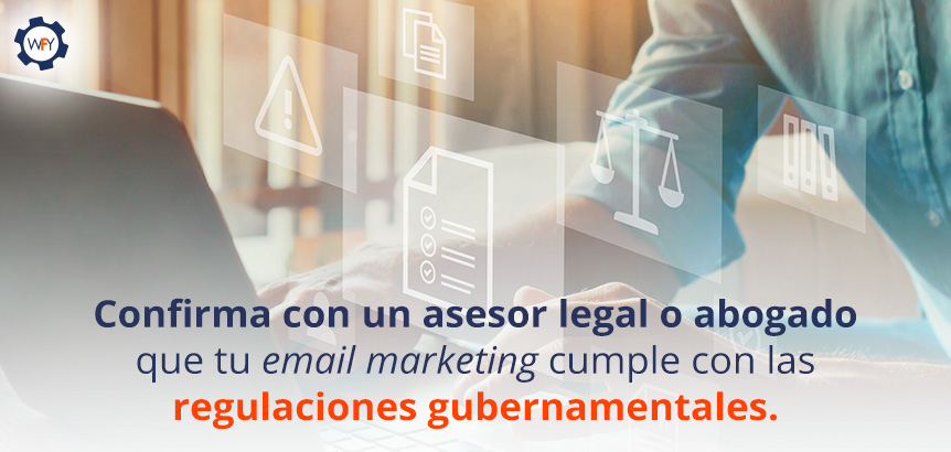 Persona Buscando en Computador un Asesor Legal que Confirme que su Email Marketing Cumple con Regulaciones