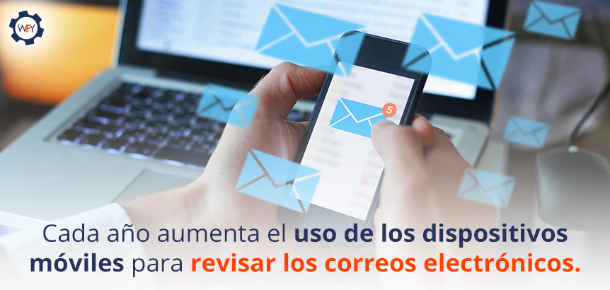 Persona Visualizando un Correo Electrnico Desde su Dispositivo Mvil